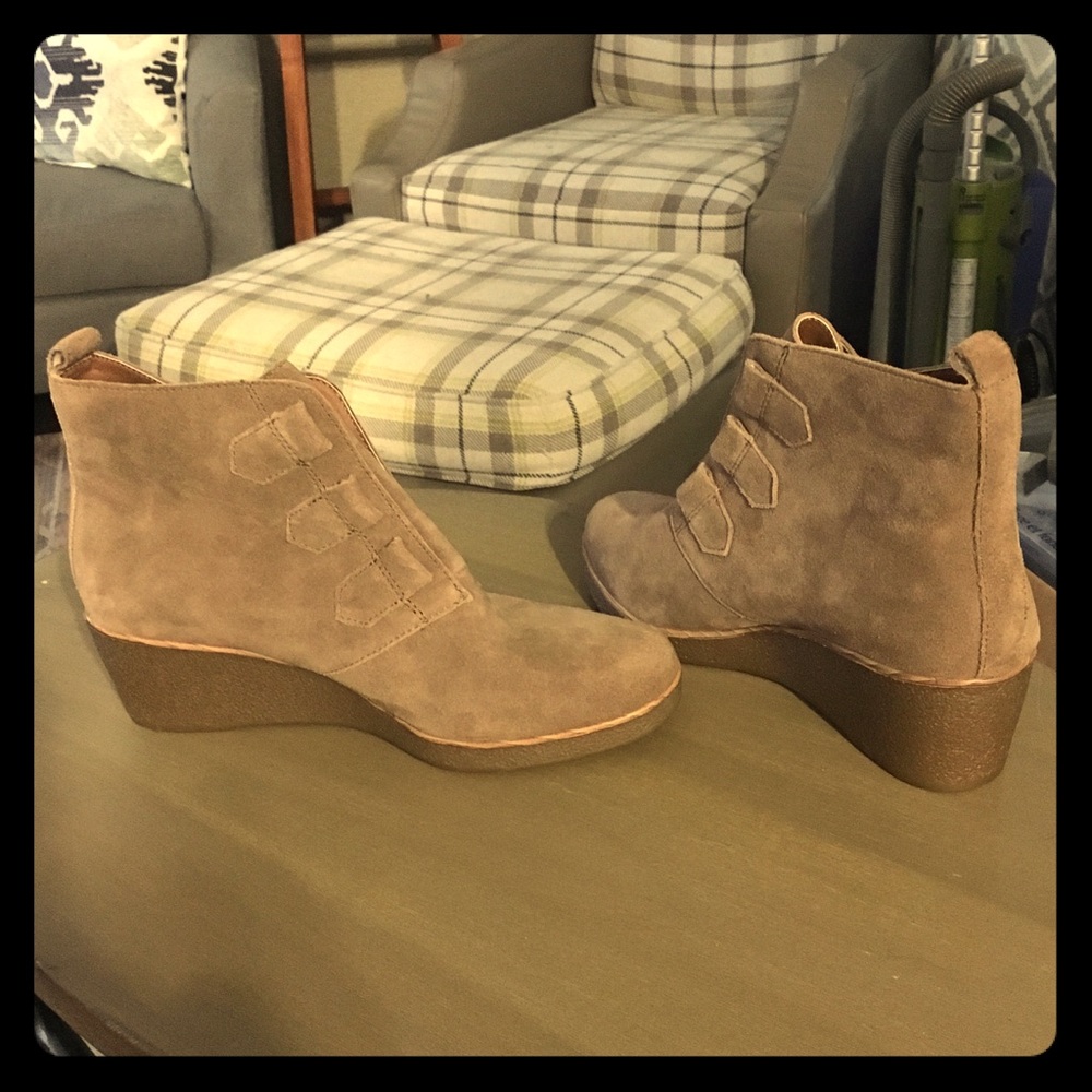 NWOT Lucky Brand Jaemma Booties 6.5M Taupe/Beigish